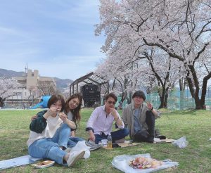 桜と諏訪店の家族写真♪