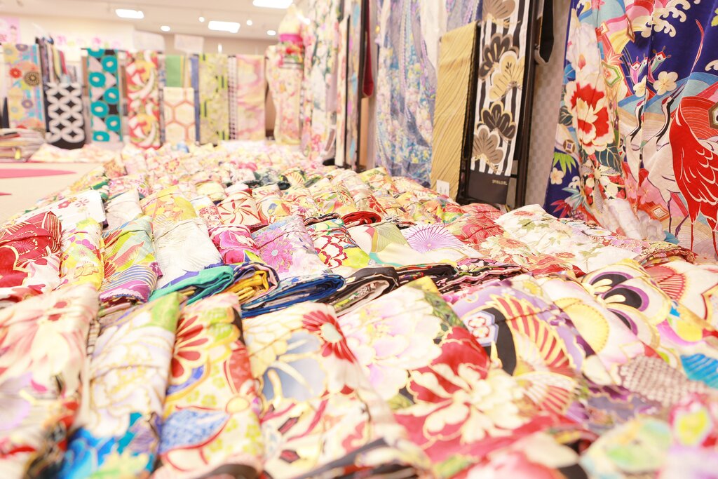 長野市の成人式・振袖利用者No1の着物たちばな長野本店の振袖ー取扱数３００枚以上　レンタルはこの枚数とは別に取り扱いございます。