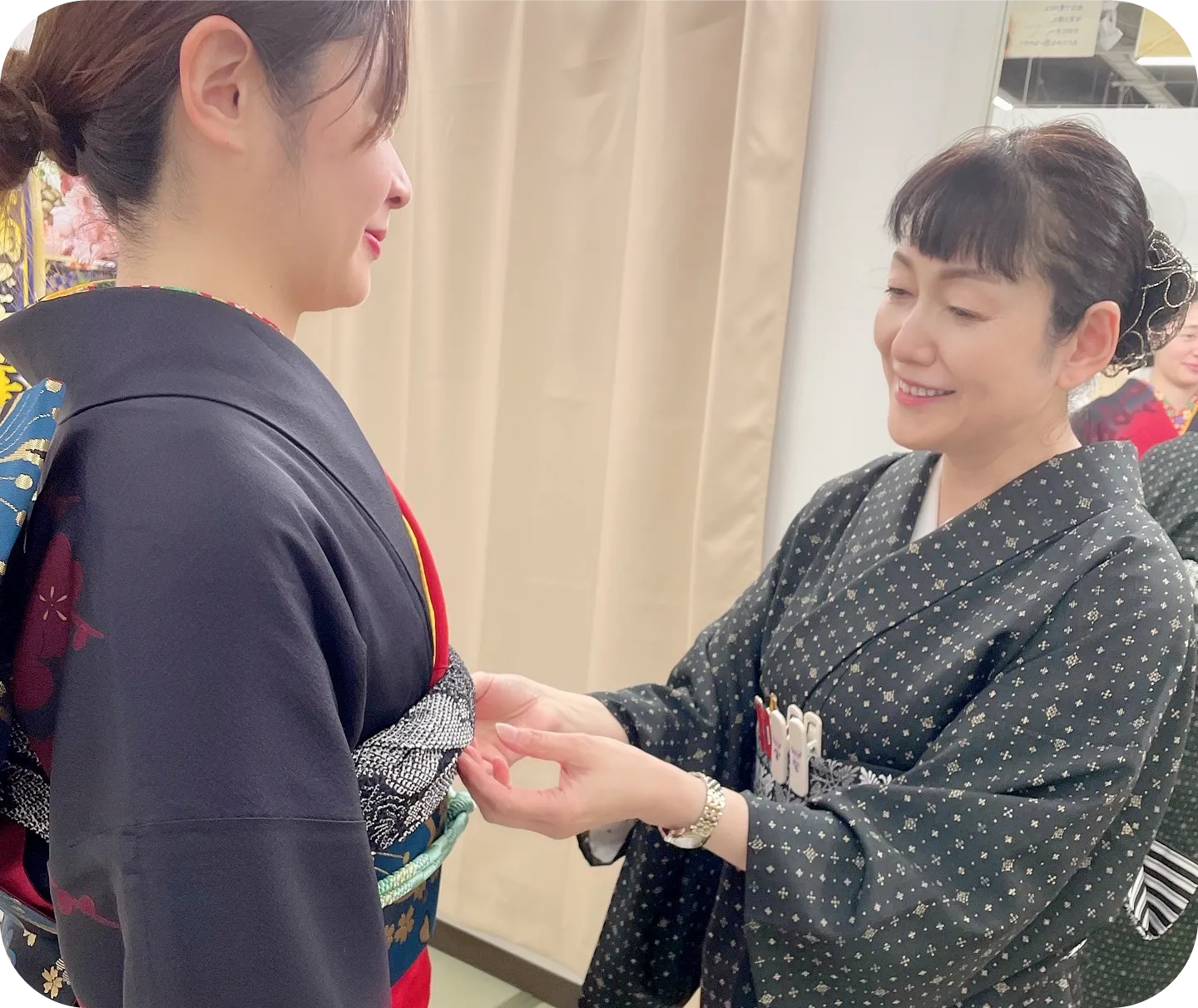 イオン上磯１階にあるあかしろき函館北斗店の着付教室：前結びきもの学院函館北斗教室の風景