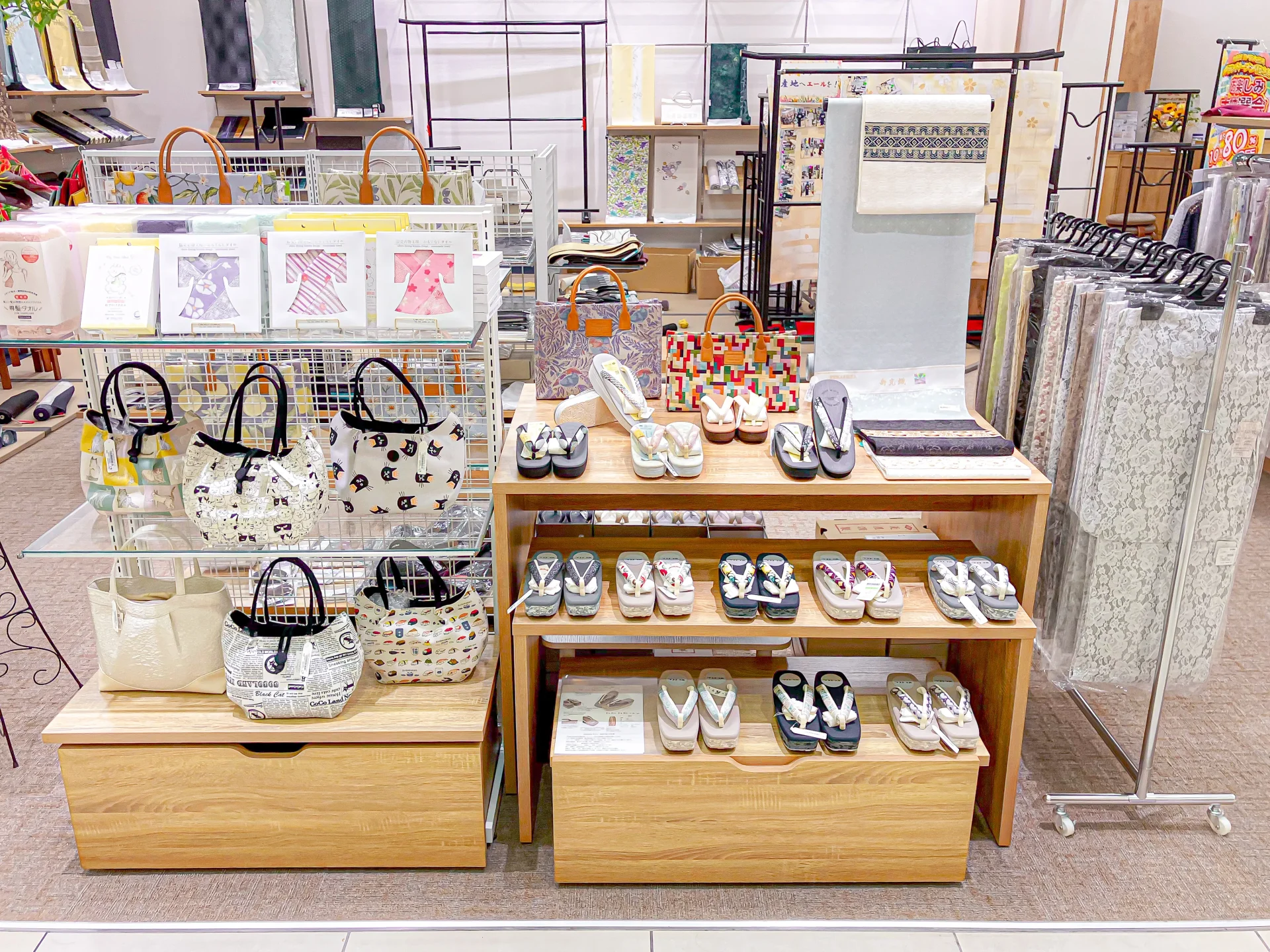 きものたちばなりそら大府店はぞうりやバックなど着物のコーディネート小物も幅広く取り扱っております。欲しい商品は仕入れや取り寄せも可能です。