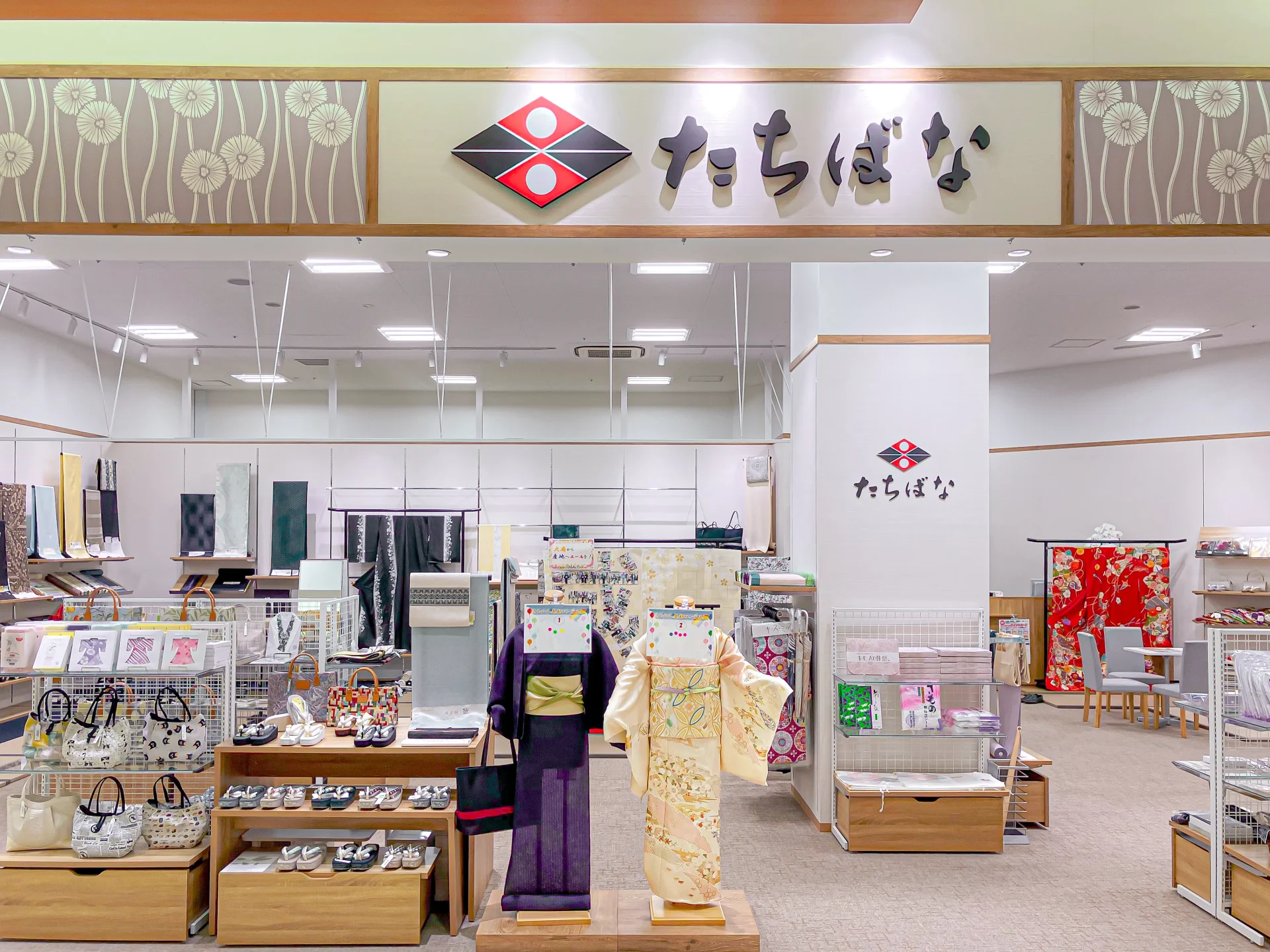 きものたちばなりそら大府店の店舗正面看板と店内