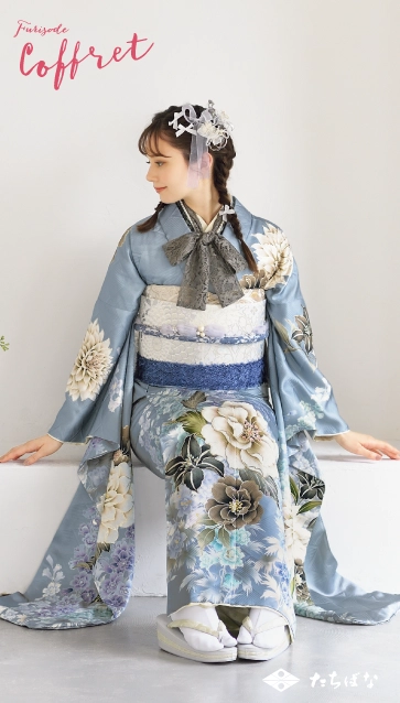 “マーシュ彩 × Coffret”の振袖-グレー｜成人記念の新作振袖ご紹介　CF-501