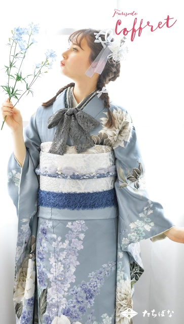 “マーシュ彩 × Coffret”の振袖-グレー｜成人記念の新作振袖ご紹介　CF-501