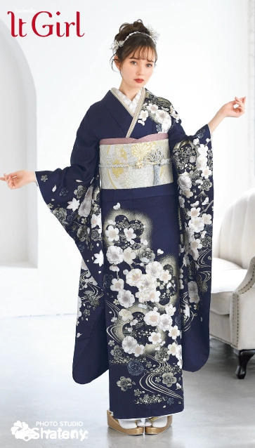 “マーシュ彩 × It Girl”の振袖-紺｜成人記念の新作振袖ご紹介　IT-2505
