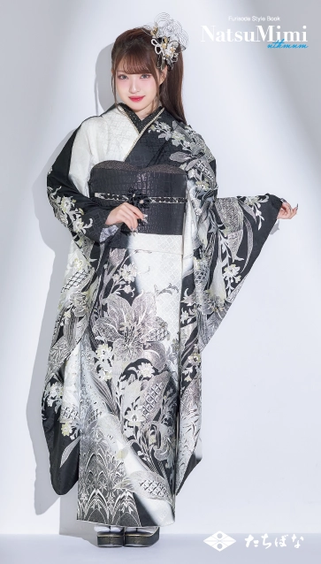 MINAMIちゃん着用“NatsuMimi”の振袖-白黒|ハタチ記念の新作振袖ご紹介　NAT-201