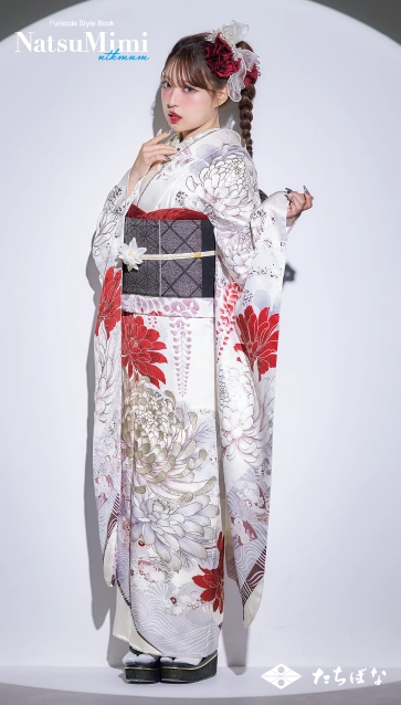 MINAMI着用“NatsuMimi”の振袖-白|ハタチ記念の新作振袖ご紹介　NAT-213