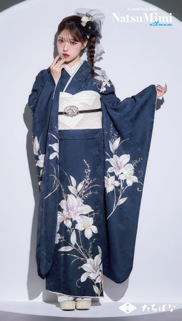 MINAMIちゃん着用“NatsuMimi”の振袖-紺|ハタチ記念の新作振袖ご紹介　NAT-220