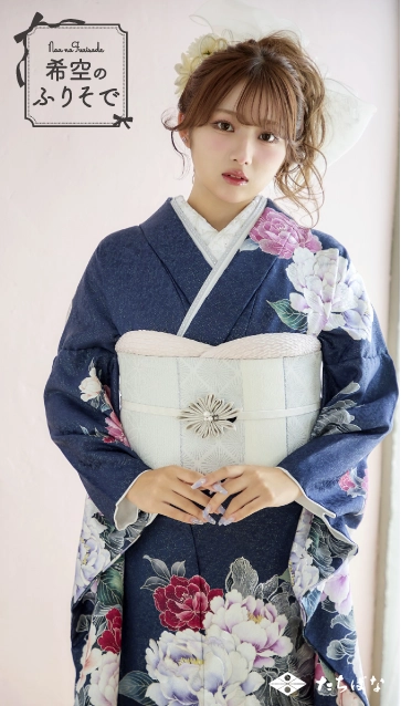 “希空（のあ）”ちゃんの振袖-青｜成人記念の新作振袖ご紹介　NOA-009