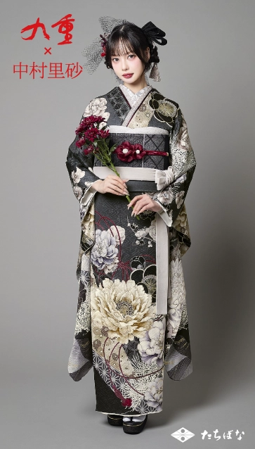 グレちゃん(振袖)2枚 九重 × 中村里砂の振袖-チャコールグレー|成人記念の新作振袖ご紹介