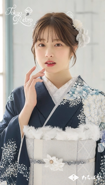 “葛西杏也菜ちゃん”着用の振袖-紺｜成人記念の新作振袖ご紹介　TR-713