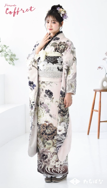 代田萌花ちゃん”着用の振袖-薄ピンク｜成人記念の新作振袖ご