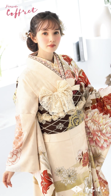 “マーシュ彩ちゃん”着用の振袖-ベージュ｜成人記念の新作振袖ご紹介　CF-604