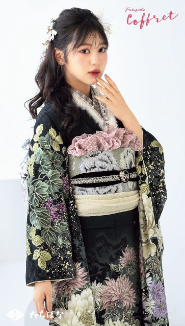 来年に向けて今から準備を❗️振袖セット☆だらり風が素敵❤️漆黒の振袖に緋色の長襦袢 代田萌花ちゃん”着用の振袖-黒｜成人記念の新作振袖ご紹介
