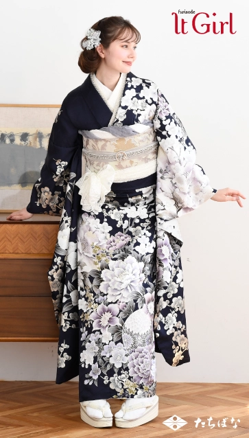 マーシュ彩ちゃん”着用の振袖-紺｜成人記念の新作振袖ご紹介 IT-