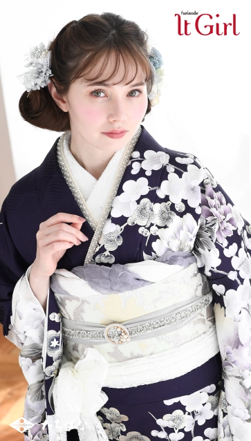 マーシュ彩ちゃん”着用の振袖-紺｜成人記念の新作振袖ご紹介 IT-