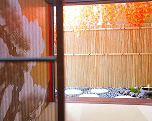 【11,000円~振袖撮影プラン/15,400円~持込振袖撮影プラン】和テイストのスタジオをご紹介 シーン3 |2024年・2025年 成人必見のたちばな公式・成人式 振袖キャンペーン|成人式に出ない方必見のお得な撮影プラン♪写真もデータも1枚から追加購入OK!もちろんアルバムもご用意しております!嬉しい特典:平日ドレスへのお着替え無料、家族写真の撮影が無料|たちばな公式