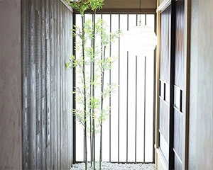 【11,000円~振袖撮影プラン/15,400円~持込振袖撮影プラン】和テイストのスタジオをご紹介 シーン2 |2024年・2025年 成人必見のたちばな公式・成人式 振袖キャンペーン|成人式に出ない方必見のお得な撮影プラン♪写真もデータも1枚から追加購入OK!もちろんアルバムもご用意しております!嬉しい特典:平日ドレスへのお着替え無料、家族写真の撮影が無料|たちばな公式