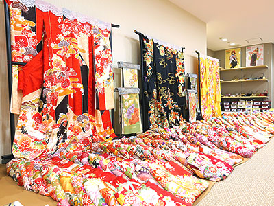 【振袖 展示画像】【2024年・2025年 成人必見】たちばなの成人式 振袖キャンペーン｜振袖レンタル、振袖の写真撮影、振袖の購入、ママ振袖で大人気！特別企画/半額新品振袖が振袖レンタルも振袖購入も99000円から！一部モデル着用振袖有り。来店プレゼントもご用意！振袖の撮影のみや前撮りも11000円～で大好評｜たちばな公式