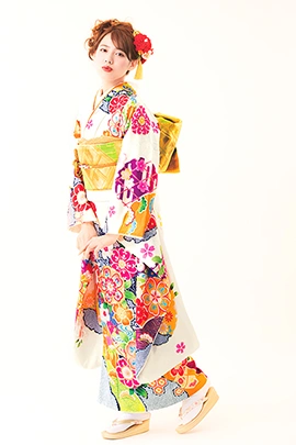 【181,500円~半額振袖レンタル・購入】モデル着用振袖 白 / 2024年・2025年 成人必見のたちばな公式・成人式 振袖キャンペーン|振袖レンタル、振袖の写真撮影、振袖の購入、ママ振袖で大人気!|たちばな公式