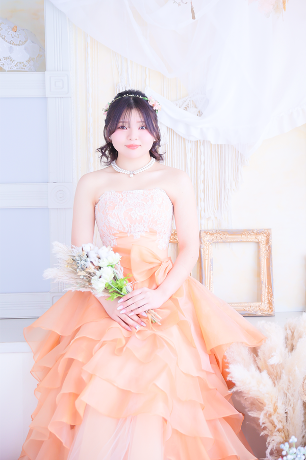 少し抜け感のある笑顔のドレスソロショット