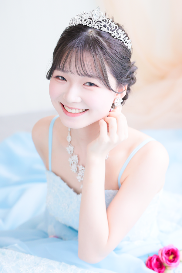 少し抜け感のある笑顔のドレスソロショット