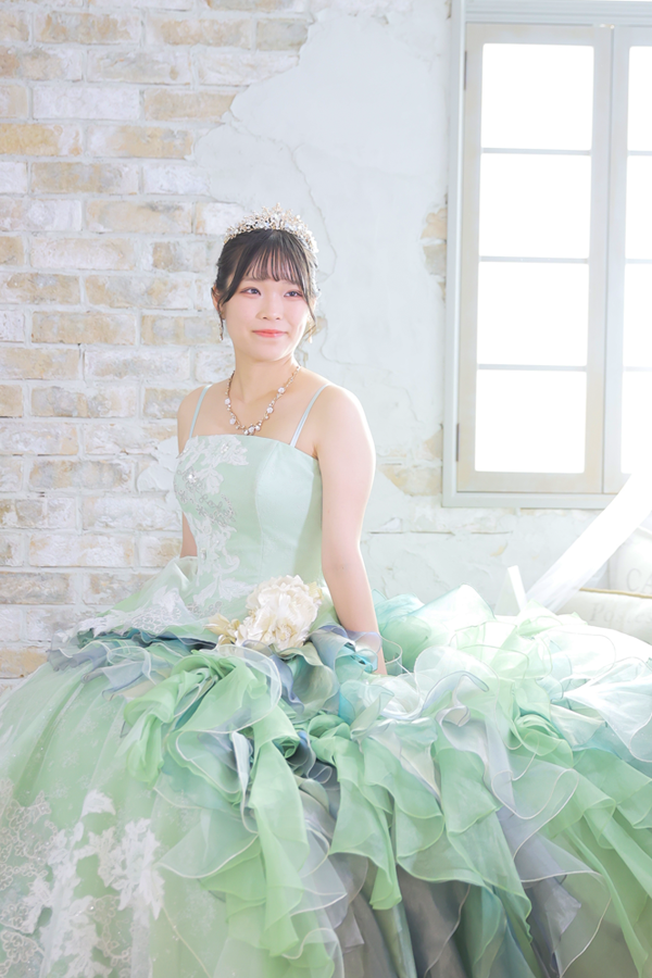 少し抜け感のある笑顔のドレスソロショット