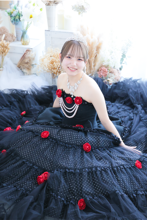 ロングドレスで大人っぽく立ちポーズを決めた一枚