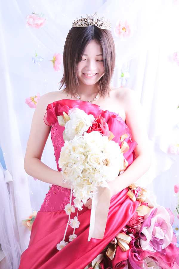 ハタチ記念：白ドレスで椅子に座ったポートレート