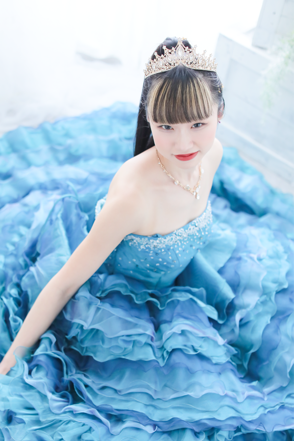 カラードレスで振り向きポーズの前撮りショット