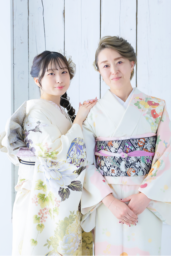 ご家族全員で振袖姿の主役を囲んだ記念写真
