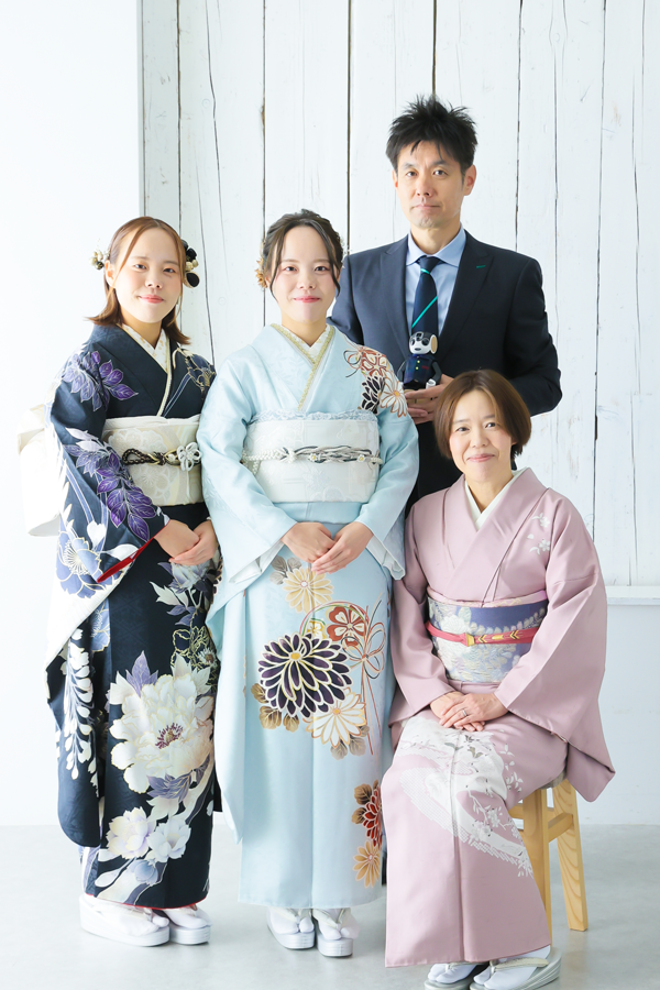 ご家族全員で振袖姿の主役を囲んだ記念写真