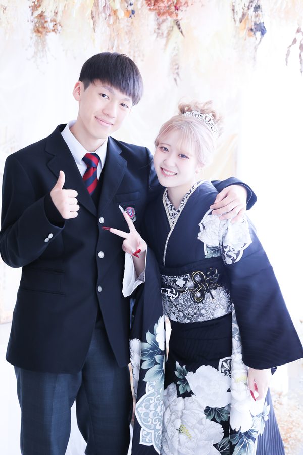 ご友人と二人で振袖姿を見せ合いながら笑っているカット