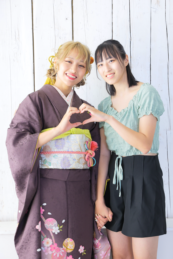 振袖姿でご友人と肩を寄せ合って笑うカット