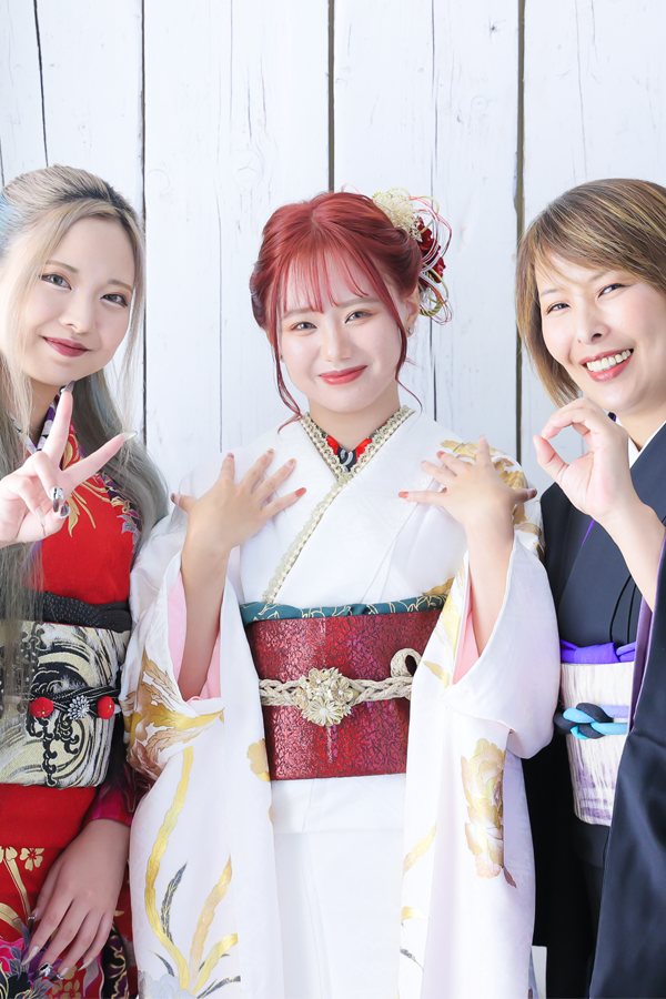 振袖姿の主役を囲んでご家族みんなで笑っている写真