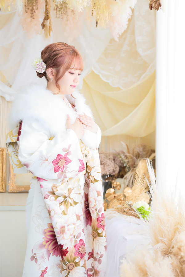 白地振袖に色柄が映える全身ショット