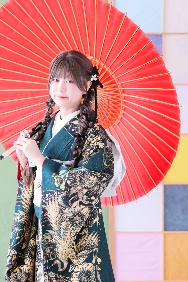 黒地振袖に金彩帯を合わせた落ち着いたソロショット