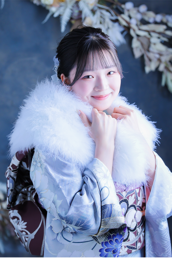 前撮り：赤の古典柄振袖で微笑むソロショット