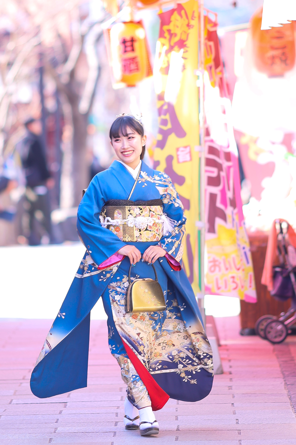 黒地振袖に金彩帯を合わせた落ち着いたソロショット