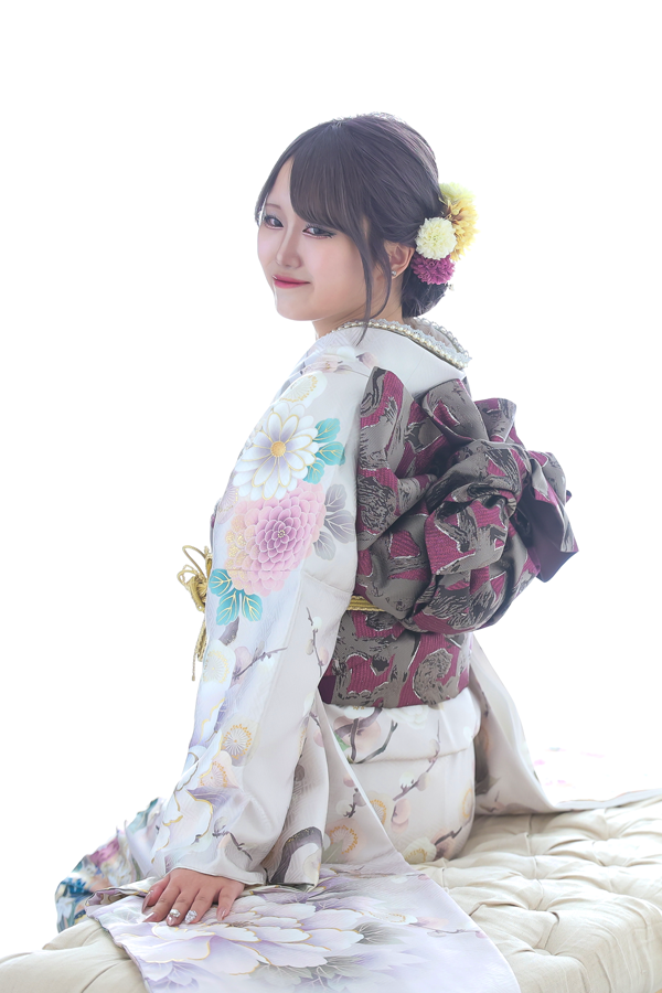 白地振袖に色柄が映える全身ショット