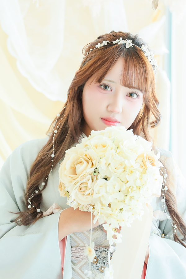 前撮り：赤の古典柄振袖で微笑むソロショット