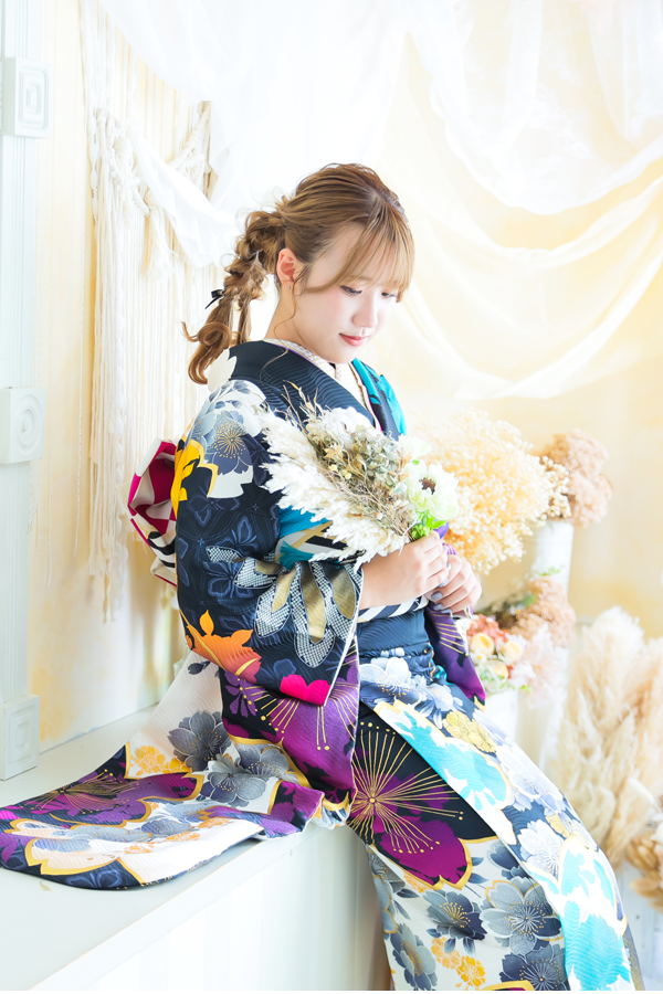 白地振袖に色柄が映える全身ショット